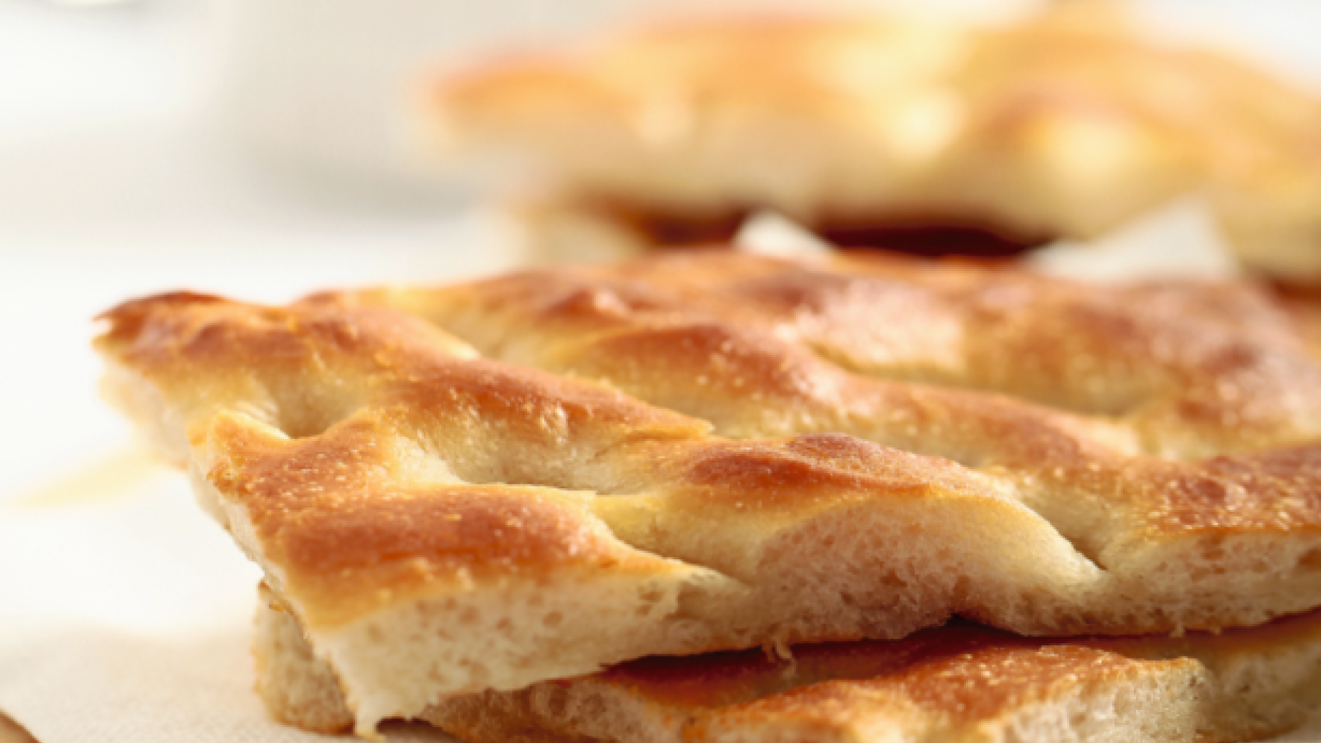 Focaccia soffice e dorata, perfetta per uno spuntino.